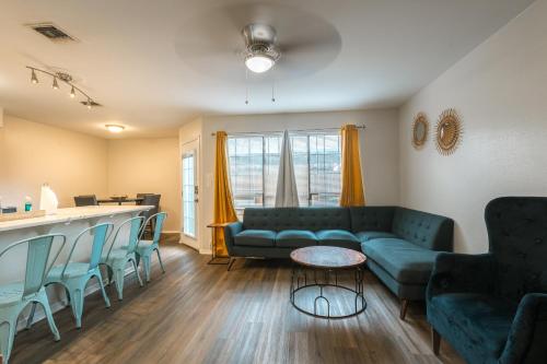 Et opholdsområde på 3 Bed Townhouse with King Bed Mins from Downtown