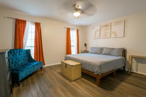 En eller flere senge i et værelse på 3 Bed Townhouse with King Bed Mins from Downtown