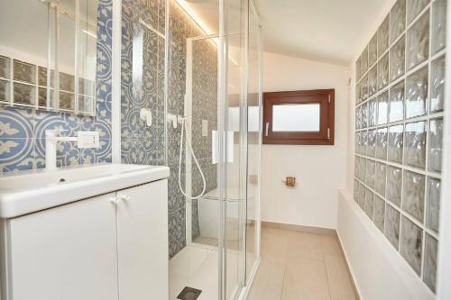 um banheiro com chuveiro e pia em Villa dell'Artista em Scopello