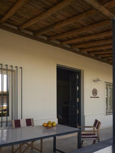 a dining room with a table and chairs at Capricho de Doñana in El Rocío