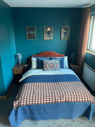 Una cama o camas en una habitación de Cute and Cosy Apartment in the heart of Derry