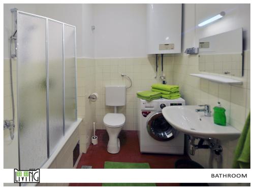ein Bad mit einem WC und einem Waschbecken in der Unterkunft ACO Living - Appartement Chill Out in Klagenfurt am Wörthersee
