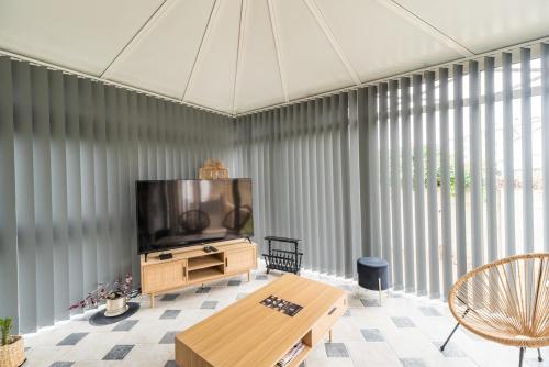 TV a/nebo společenská místnost v ubytování Appartement avec veranda et 3 chambres Guingamp