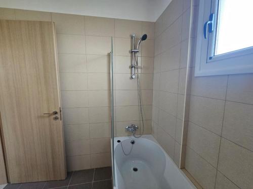 eine Badewanne in einem Badezimmer mit Dusche in der Unterkunft Horizon View 2 in Kiti