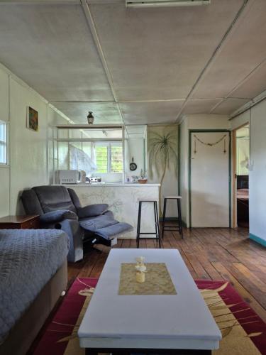 ein Wohnzimmer mit Sofa und Tisch in der Unterkunft Kitengela Cabin in Kajiado