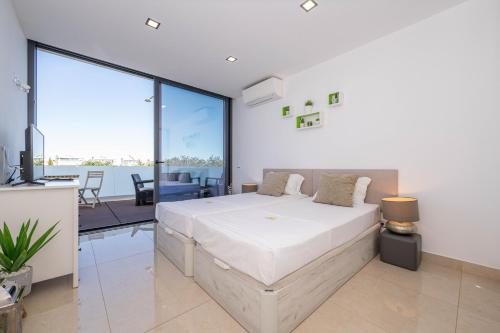 Postel nebo postele na pokoji v ubytování Golden Nelly By Algartur