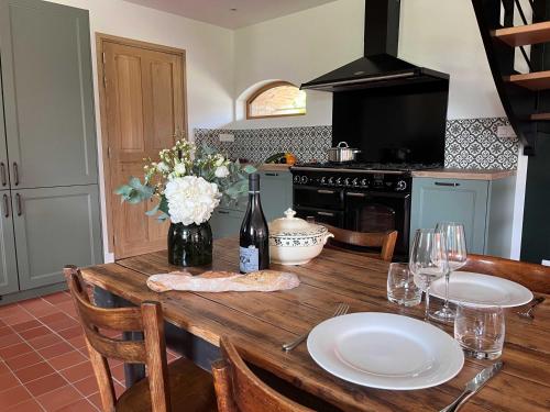 Nhà bếp/bếp nhỏ tại Cottage avec Piscine et Jacuzzi - Normandie