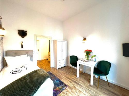 a bedroom with a bed and a desk and a table at Kapitaenshaus-Lassen-Zimmer-Sindbad in Westerland (Sylt)