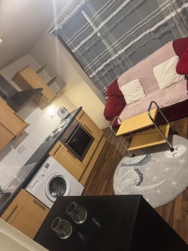 een keuken en een woonkamer bij Shirley Guest Flat 1 in Southampton