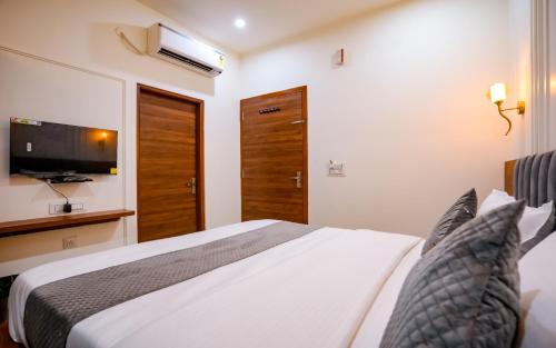 Postel nebo postele na pokoji v ubytování The Collectors Loft-A Luxury Private Suit Near Jaipur City Center