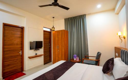 TV a/nebo společenská místnost v ubytování The Collectors Loft-A Luxury Private Suit Near Jaipur City Center