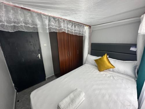 基苏木Peaceful Haven的一张小床,上面有黄色枕头