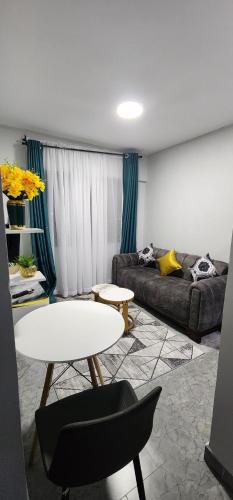 基苏木Peaceful Haven的客厅里有一张沙发和一张桌子。