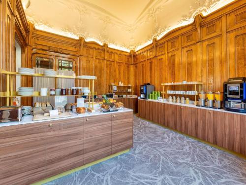 um restaurante com paredes de madeira e um balcão com comida em Mercure Lyon Centre Château Perrache em Lyon