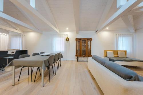 un salon avec un lit, une table et des chaises dans l'établissement Caneve Home - 15 min from Venice & Wi-Fi, à Venise