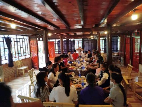 Restaurace v ubytování Thai's homestay hương Phia Thắp