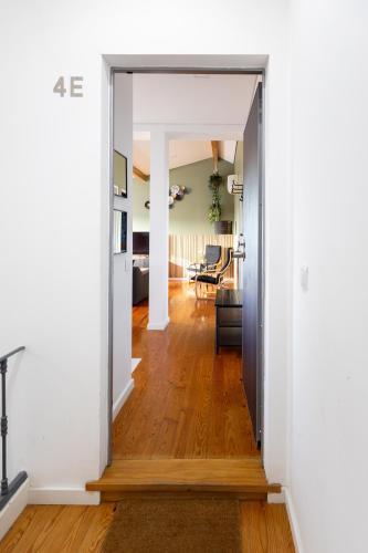 Sunny 2 Bedroom Apartment Balcony & Rooftop Views