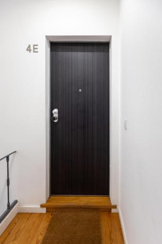 Sunny 2 Bedroom Apartment Balcony & Rooftop Views