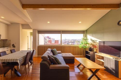 Sunny 2 Bedroom Apartment Balcony & Rooftop Views
