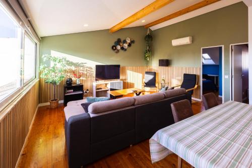Sunny 2 Bedroom Apartment Balcony & Rooftop Views