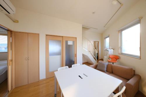 un salon avec un canapé et une table dans l'établissement Casa Hiro, à Osaka