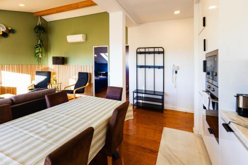 Sunny 2 Bedroom Apartment Balcony & Rooftop Views