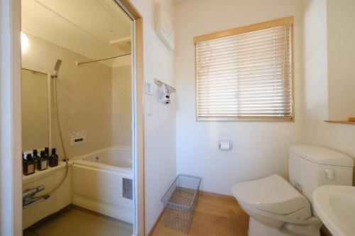 une salle de bains avec toilettes, lavabo et douche dans l'établissement Casa Hiro, à Osaka