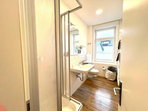 Koupelna v ubytování Kapitaenshaus-Lassen-Zimmer-Penelope