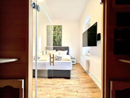 Postel nebo postele na pokoji v ubytování Kapitaenshaus-Lassen-Zimmer-Penelope