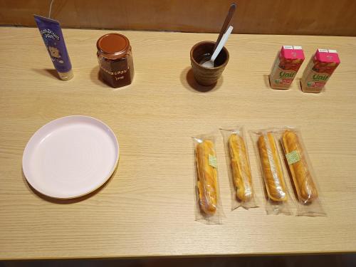 الطعام في بيت الضيافة أو بالجوار