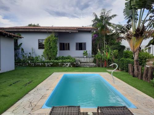 une piscine dans la cour d'une maison dans l'établissement Rancho São Miguel Arcanjo, à Caçapava