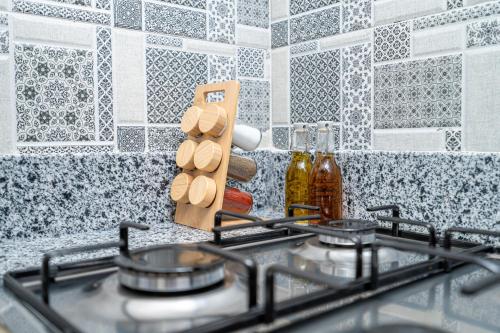 Η κουζίνα ή μικρή κουζίνα στο COZY STAY, Near Airport, IPTV, Air Conditioning 11min STADIUM