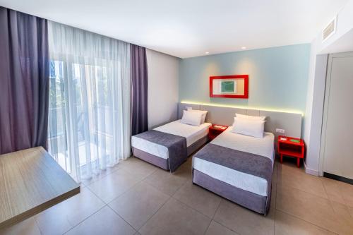 Una cama o camas en una habitación de Le Jardin Resort