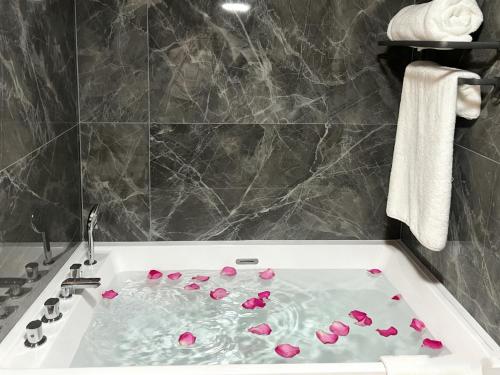 Ένα μπάνιο στο Kinno International Hotel