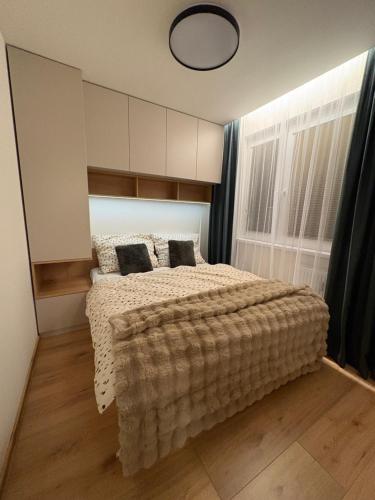 un dormitorio con una cama con dos almohadas. en VG-Apartment, en Košice