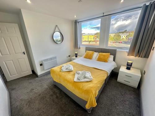 伊登2BR Furnished l Wi-Fi l Parking in Leeds的一间卧室，里面有一张床和一扇大窗户。