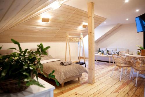 Un dormitorio con una cama y una mesa y sillas. en Ustroń51, en Ustroń