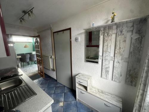 Ένα μπάνιο στο Charmantes Ferienhaus in Wervershoof mit Garten, Terrasse und Grill