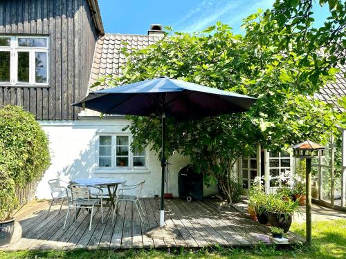 Jardín al aire libre en Artist's House In First Row By Smålandshavet