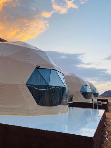 due tende a cupola nel deserto al tramonto di Wadi Rum beautiful time a Wadi Rum