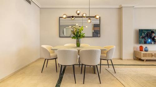 VACATION MARBELLA I Puente Romano Apartment, Brand-New, Exclusive Location in Marbella Golden Mile, Close to Fine Dining, The Beach and Puerto Banus