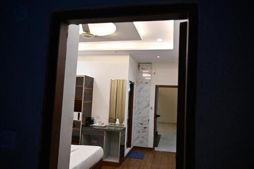 Una vista de una habitación con una cama y un escritorio. en PD Residency, en Duttnager