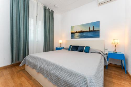 una camera con un letto e due tavoli blu di Mediterranean and connected a Sant Adrià de Besòs