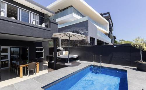 een huis met een zwembad voor een huis bij CAPE20 Villa in Kaapstad