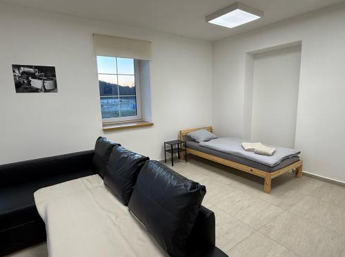 Ένα ή περισσότερα κρεβάτια σε δωμάτιο στο Apartmány Papírna