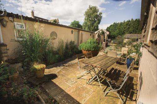 Κήπος έξω από το The Organic Cotswolds Cowshed