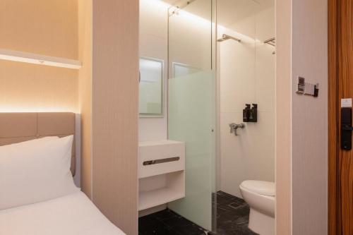 Et badeværelse på D'NOVA HOTEL Bugis-newly renovated