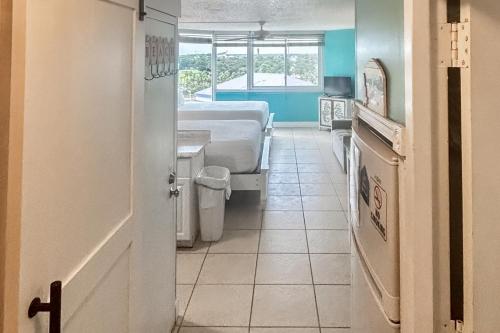 um quarto com um quarto com uma cama e uma casa de banho em Top of the Gulf 810 em Panama City Beach