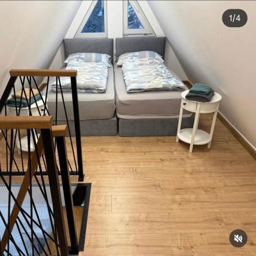 ein kleines Zimmer mit einem Bett und einem Fenster in der Unterkunft Blidinje S7 - Risovac -280 m staza in Jablanica