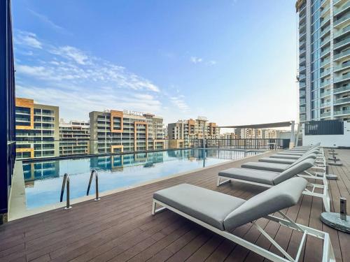 Vogue Vacation Homes, Al Maktoum City Sobha Hartland Waves Near to Downtown, Burj Khalifa and Dubai Mall, One Bedroom Apartment plus Kids room with Balcony and City View, Access to all Amenities